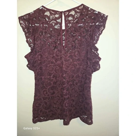 White House Black Market Lace Shell Top Womens 6 Burgundy NWT Flutter Sleeve - Picture 2 of 4